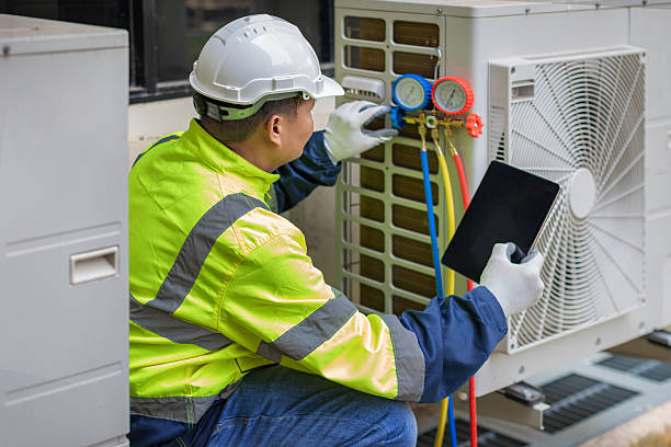 Professional Emergency Hvac Repair technician working in Lincoln Park, MI